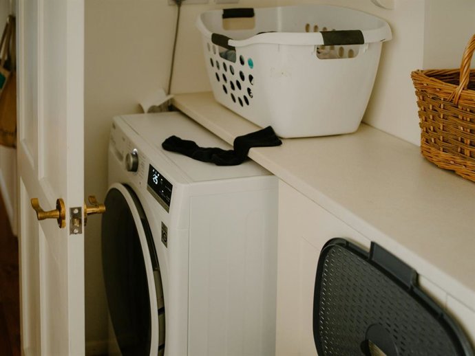 Esse item de cozinha pode salvar sua roupa se você lavar um lenço por engano: você nunca mais o lavará.