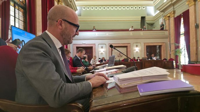 El concejal de Movilidad, Gestión Económica y Contratación, José Francisco Muñoz, en el Pleno