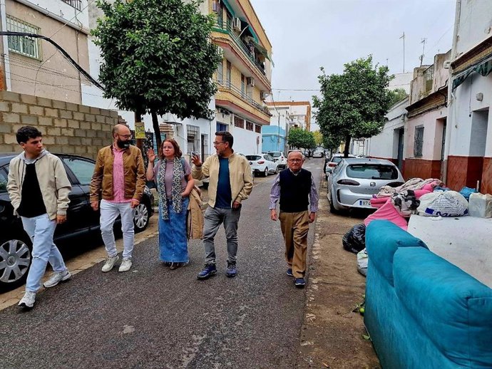 El portavoz de Adelante Andalucía, José Ignacio García, este jueves en su visita al barrio de El Cerro del Águila en Sevilla tras la lluvia torrencial del miércoles.