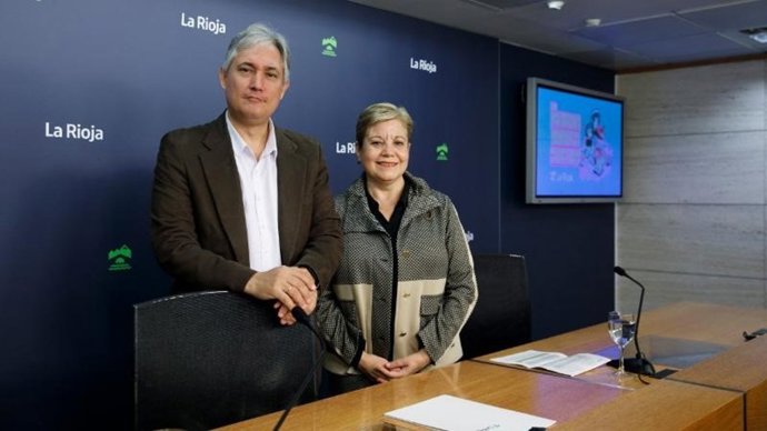 El consejero de Cultura, Turismo, Deporte y Juventud, José Luis Pérez Pastor, y la coordinadora general de la Fundación San Millán, Almudena Martínez, presentan una nueva edición de ‘Pequeños Gigantes de la Lectura’