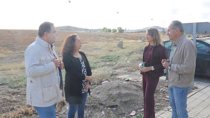 Diputados y parlamentarios socialistas ante el solar de la Ciudad Sanitaria