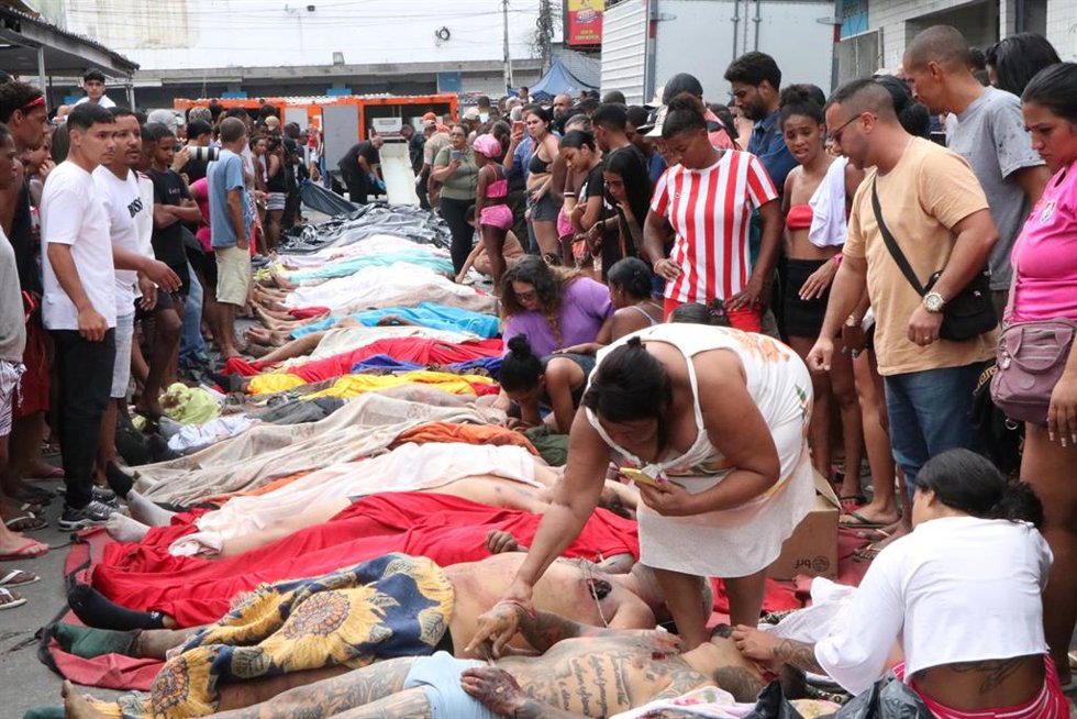 Decenas de fallecidos tras el operativo policial en los barrios de favelas de Penha y Alemao, en Río de Janeiro.
