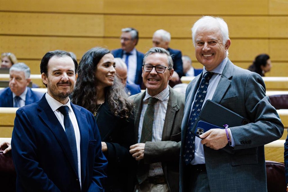 Los senadores del PP Alejo Joaquín Miranda de Larra Arnaiz (i), Alfonso Serrano (2d) y Eloy Suárez (d) durante una sesión plenaria, en el Senado, a 22 de octubre de 2025, en Madrid (España). El pleno debate la propuesta del Grupo Popular para plantear u