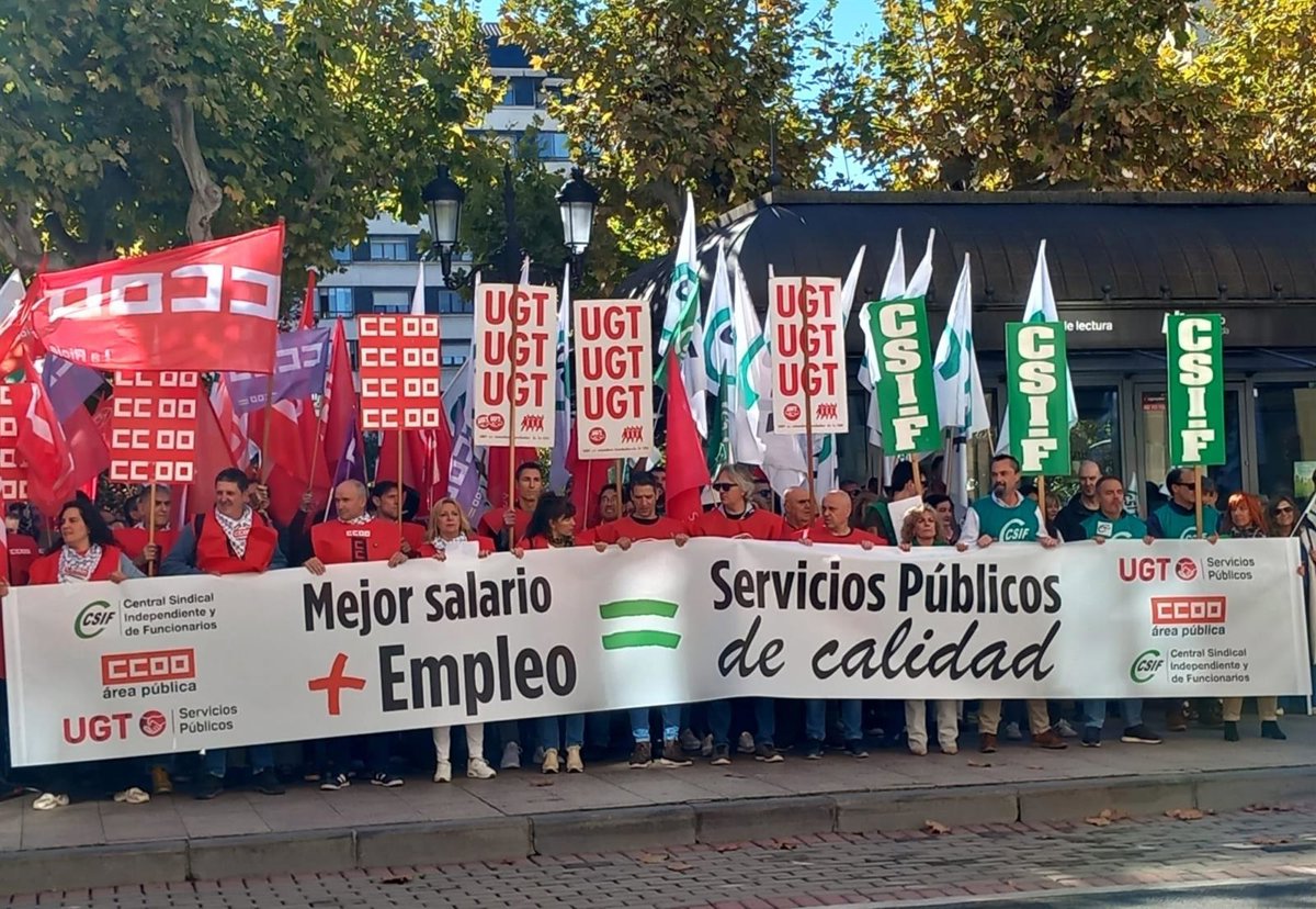 UGT, CCOO y CSIF no descartan huelga si el Gobierno  no mejora  las condiciones laborales de los empleados públicos