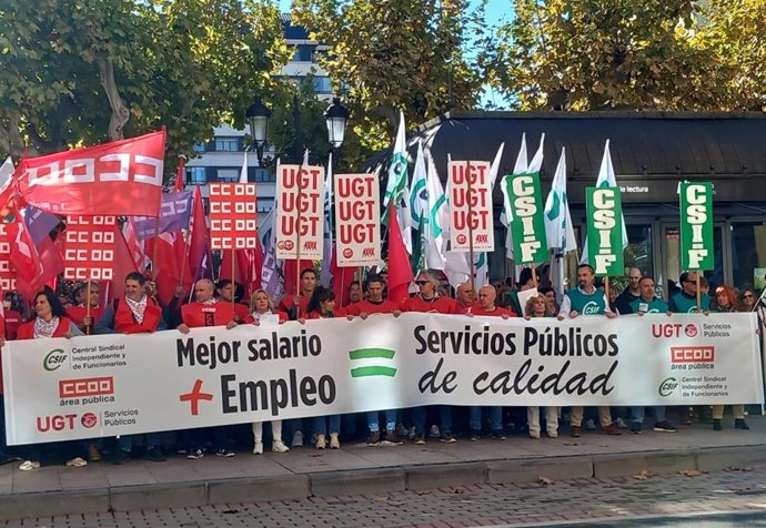 UGT, CCOO y CSIF no descartan huelga si el Gobierno "no mejora" las condiciones laborales de los empleados públicos