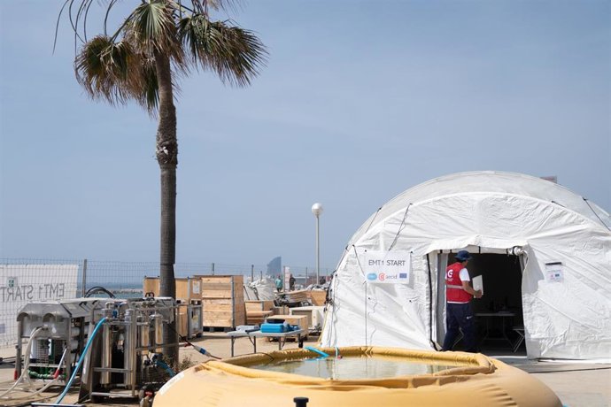 Archivo - Una persona durante un simulacro de crisis humanitaria internacional con el equipo de emergencias español START, gestionado por la Agencia Española de Cooperación Internacional para el Desarrollo (AECID)