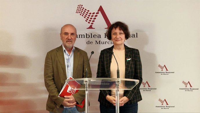 Los diputados regionales de Podemos-IU-Verdes-AV, José Luis Álvarez-Castellanos y María Marín