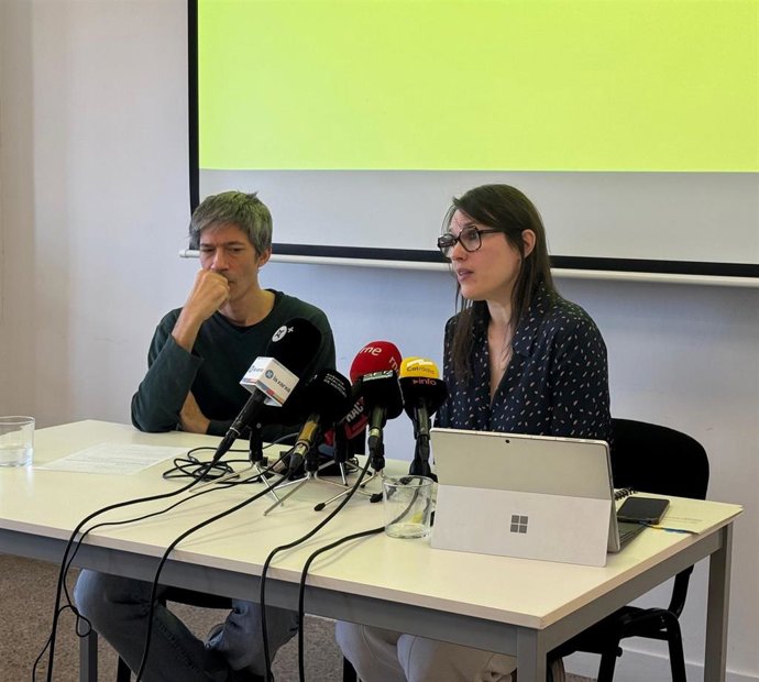 La directora de Affac, Lidón Gasull, y el presidente de la entidad, Jordi de Carreras, en rueda de prensa este jueves