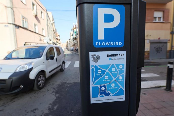 Archivo - Parquímetro en la nueva zona SER en el barrio de Usera, a 3 de diciembre de 2024, en Madrid (España). El Servicio de Estacionamiento Regulado (SER) está activo desde el 2 de diciembre en tres barrios del distrito de Usera; Almendrales, Pradolong