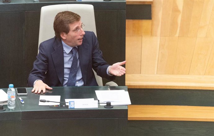 El alcalde de Madrid, José Luis Martínez-Almeida, durante una sesión ordinaria del Pleno del Ayuntamiento de Madrid, en el Palacio de Cibeles, a 28 de octubre de 2025, en Madrid (España).