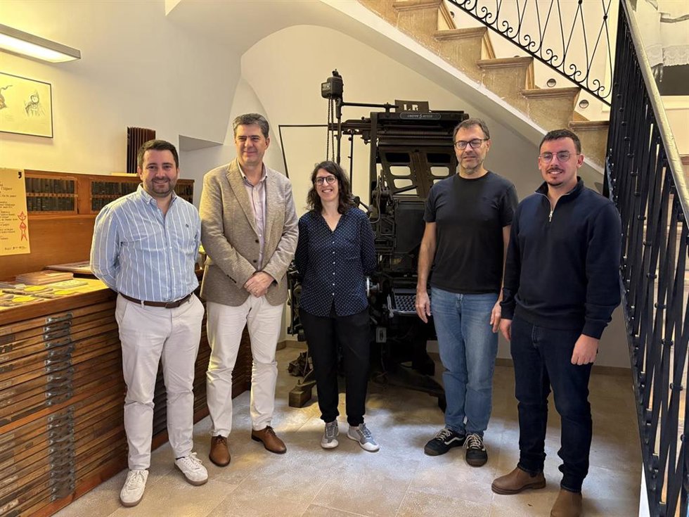 El conseller de Turismo, Cultura y Deportes, Jaume Bauz, y el director del IEB, Lloren Perelló, visitan la Institución Pública Antoni M. Alcover.