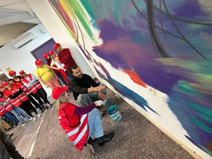 Voluntarios de Coca-Cola participan en un mural en el centro de atención a personas con daño cerebral de Cruz Roja en Lugo