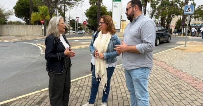 La diputada provincial del PSOE de Huelva, Pepa González Bayo, este jueves, junto a otros socialistas onubenses.