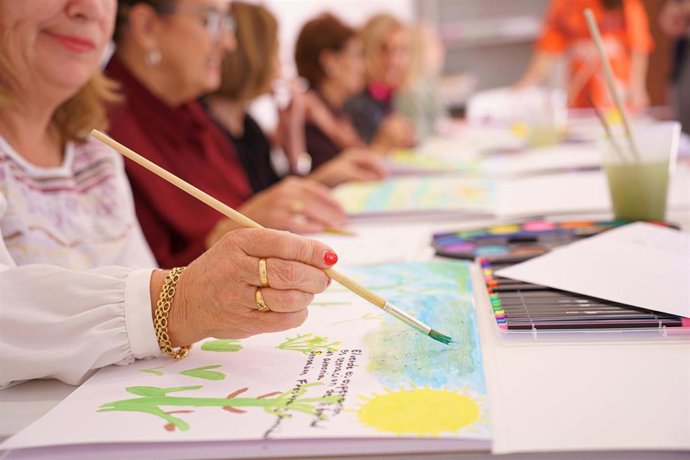 Fundación Unicaja impulsa una nueva edición de sus talleres de arteterapia que beneficiará a 1.200 menores y mayores