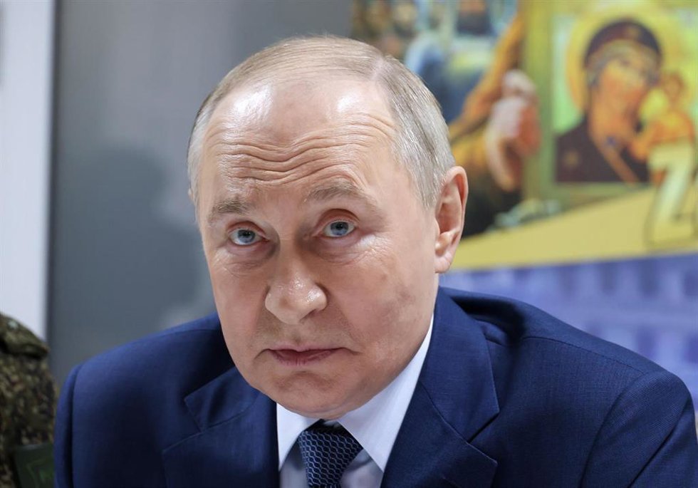 El presidente ruso, Vladimir Putin, visita un hospital militar en Moscú.