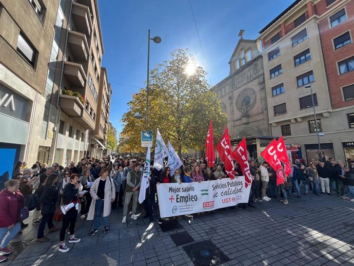 UGT, CCOO y CSIF se concentran en Pamplona para reclamar un nuevo acuerdo salarial para los empleados públicos