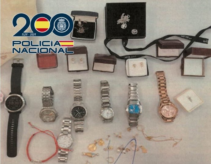 Joyas y relojes recuperados.