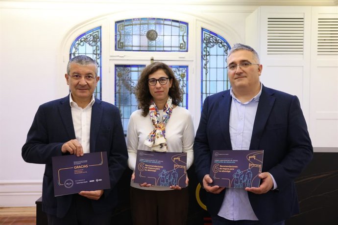 Da esquerda para a direita: membros do Comitê Científico do All.Can Spain, Rafael López, Guadalupe Fontán e David Trigos.