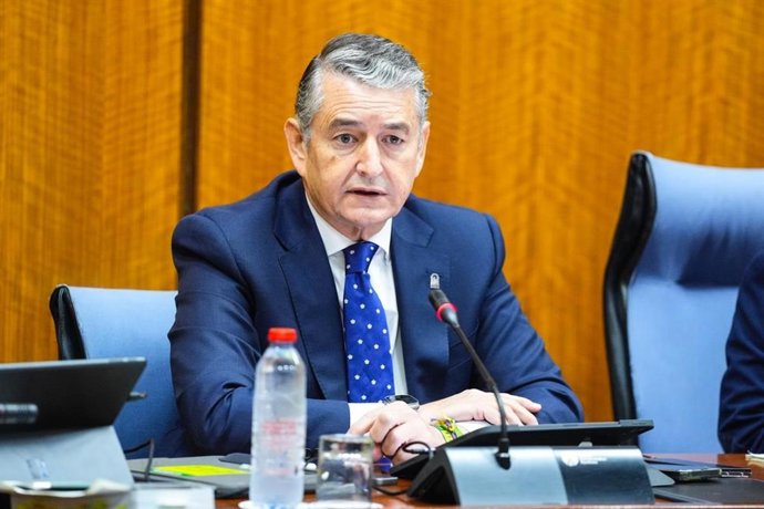 El consejero de Sanidad, Presidencia y Emergencias, Antonio Sanz, en la comisión parlamentaria del 30 de octubre de 2025.