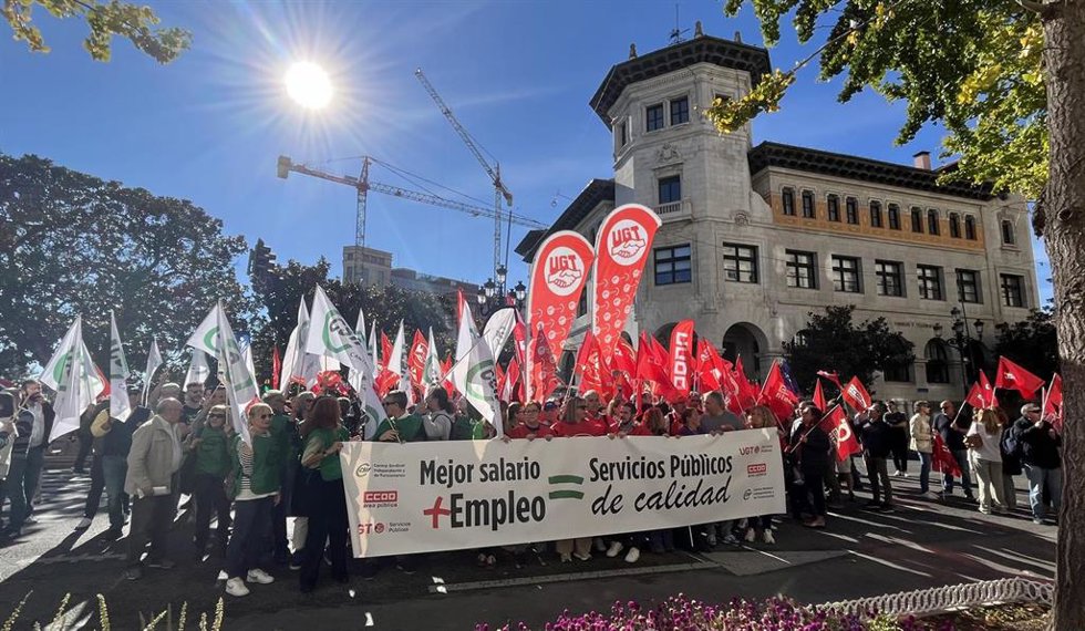 Concentración en Santander para reclamar mejoras y subidas salariales para los empleados públicos, convocada por UGT, CCOO y CSIF