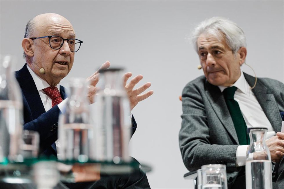 Archivo - El exministro de Hacienda Cristóbal Montoro (i), durante una jornada en la Sede del Consejo General de Economistas de España, a 28 de marzo de 2025, en Madrid (España).