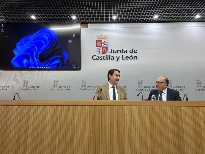 Juan Carlos Suárez-Quiñones (i) y el director general de infraestructuras y sostenibilidad ambiental, José Manuel Jiménez, hoy en rueda de prensa.