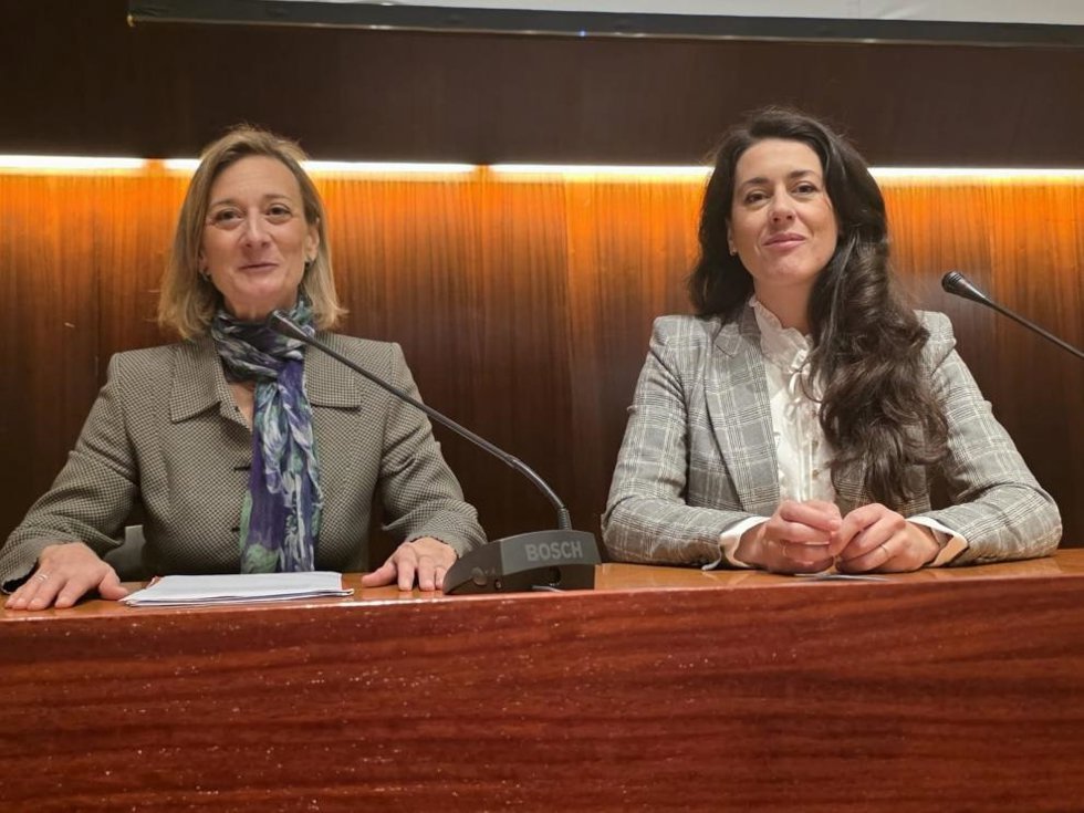 La directora gerente de SVA, Inmaculada Aured, y la directora general de Vivienda, María Pía Canals, durante el sorteo.