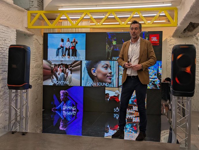 O diretor de vendas da Harman International para o sul da Europa, Fernando Manero, na apresentação dos novos produtos da JBL.