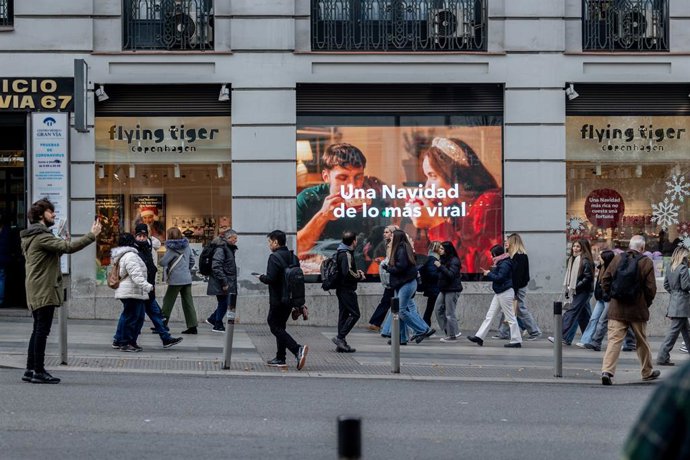 Archivo - Varias personas en Gran Vía, a 14 de diciembre de 2024, en Madrid (España).