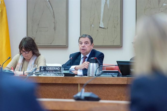 El ministro de Agricultura, Pesca y Alimentación, Luis Planas (c), comparece ante la Comisión de Agricultura, Pesca y Alimentación, en el Congreso de los Diputados, a 30 de octubre de 2025, en Madrid (España).