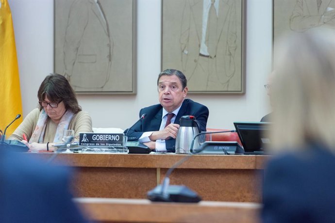 El ministro de Agricultura, Pesca y Alimentación, Luis Planas (c), comparece ante la Comisión de Agricultura, Pesca y Alimentación, en el Congreso de los Diputados, a 30 de octubre de 2025, en Madrid (España). Durante su comparecencia, Planas ha informado