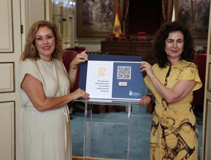 La presidenta del Parlamento de Canarias, Astrid Pérez, y la consejera de Hacienda del Gobierno de Canarias, Matilde Asián, en el acto de entrega de las cuentas autonómicas en la Cámara