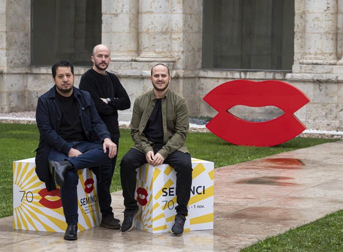Los cineastas argetinos Ezequiel Salinas y Ramiro Sonzini junto al actor Octavio Bertone en la Foto del Día de Seminci, donde presentan 'La noche está marchándose ya'.
