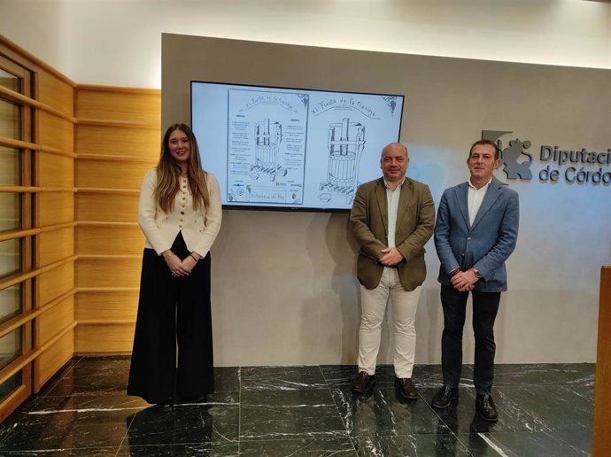 El delegado de Cultura de la Diputación, Gabriel Duque (centro), el alcalde de Villanueva del Rey, Javier Murillo, y la concejala de Festejos, Bárbara Rico, en la presentación de la Fiesta de la Trasiega.