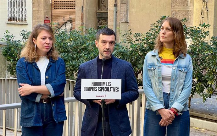 El ministro de Derechos Sociales, Consumo y Agenda 2030, Pablo Bustinduy, en una atención a los medios en Barcelona junto a la líder de los Comuns en el Parlament, Jéssica Albiach, y la líder de BComú en el Ayuntamiento de Barcelona, Janet Sanz.