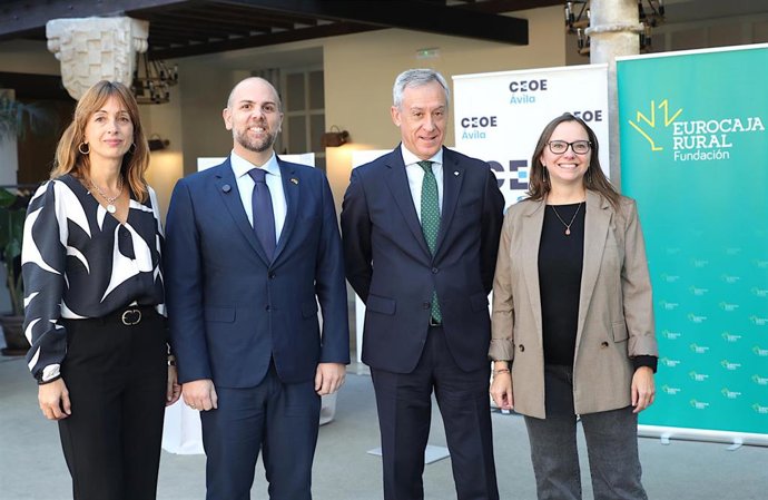 Susana Ayres (I), el presidente de CEOE Ávila, el presidente de Fundación Eurocaja Rural y Cristina Amor antes de la sesión formativa en Ávila.