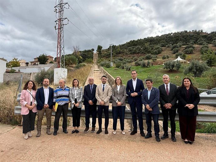 La vicepresidenta tercera del Gobierno, Sara Aagesen (c), junto a diversas autoridades en Beas de Segura.