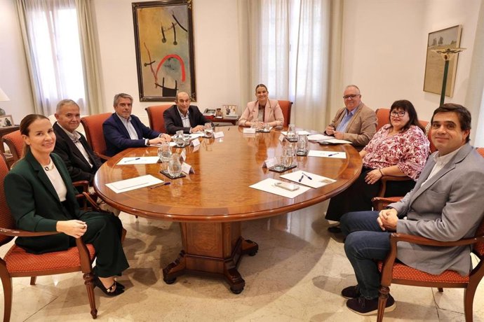 Empresarios de actividades marítimas trasladan a Prohens sus preocupaciones y necesidades.