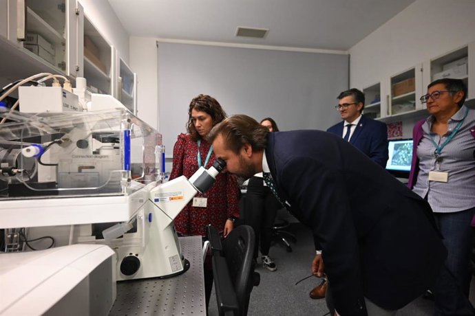 Antonio Granados visita el Centro Pfizer-Universidad de Granada-Junta de Andalucía de Genómica e Investigación Oncológica (GENyO),