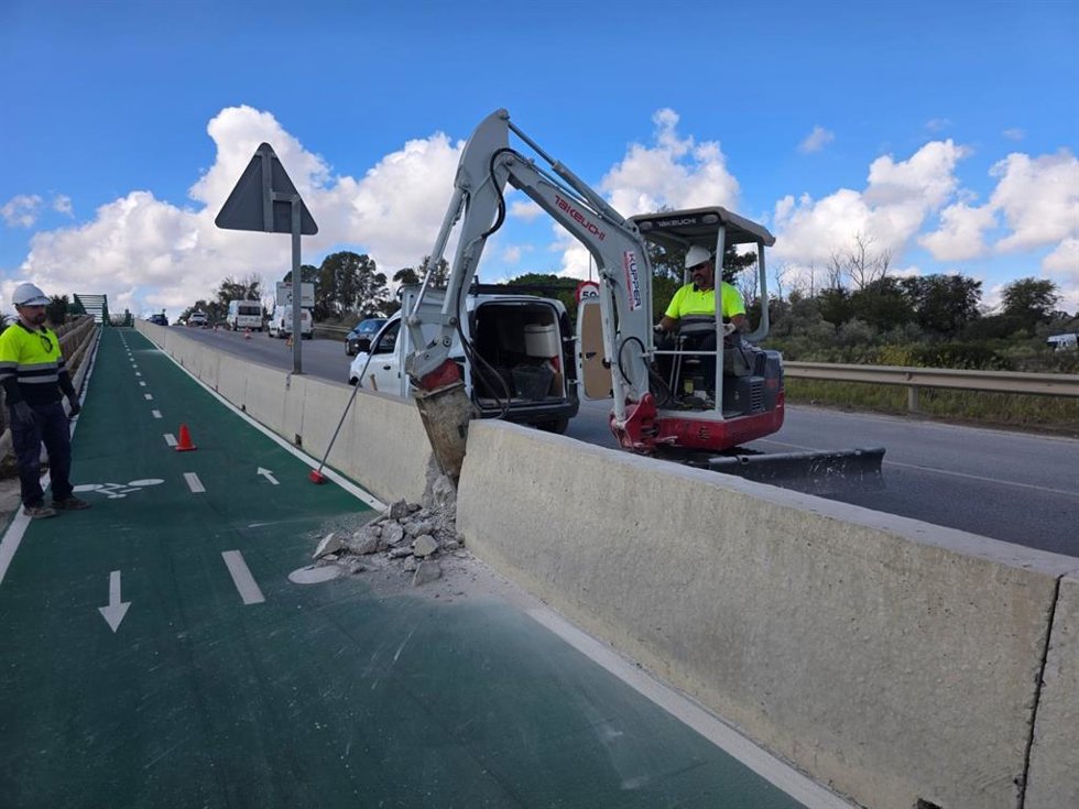 Obras para la iluminación sostenible de dos kilómetros de la vía ciclopeatonal de la A-2003.