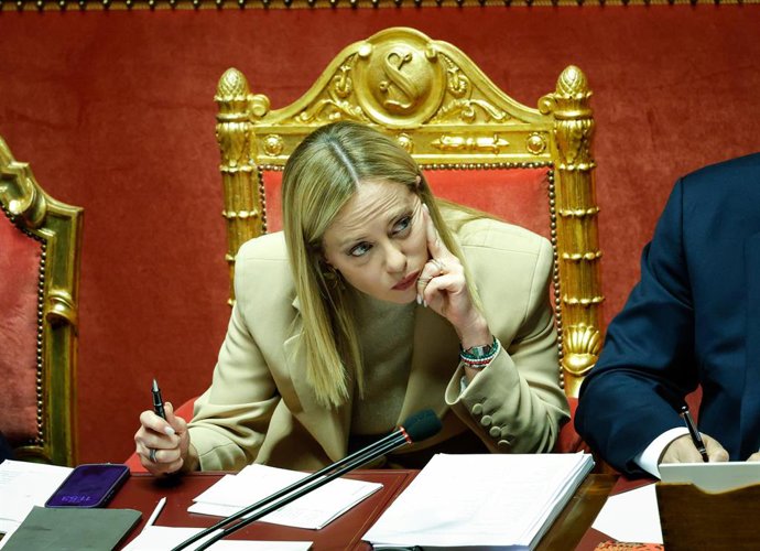22 de outubro de 2025, Roma: Primeira-ministra Giorgia Meloni no Senado durante comunicações antes do próximo Conselho Europeu, Roma, 22 de outubro de 2025. ANSA/GIUSEPPE LAMI. --- A primeira-ministra da Itália, Giorgia Meloni, antes de discursar no I