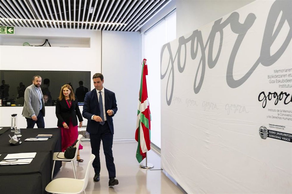 El lehendakari, Imanol Pradales, en la sede de Gogora 