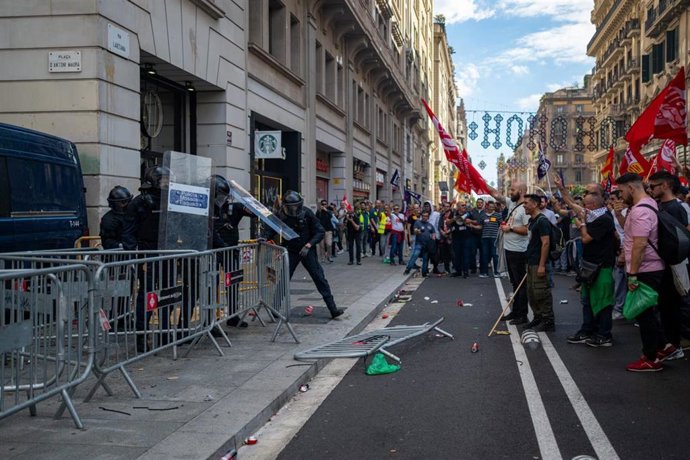 Enfrentamientos entre trabajadores y Mossos en la manifestación del sector del metal en Barcelona