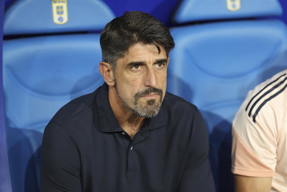 Archivo - Veljko Paunovic durante un partido del Real Oviedo