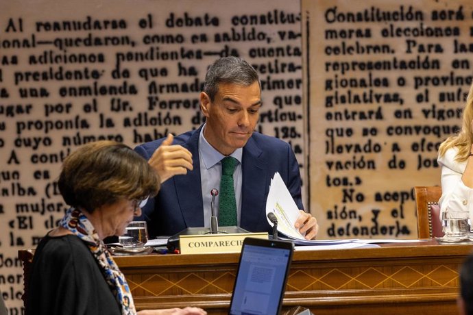 O Presidente do Governo, Pedro Sánchez, comparece perante a Comissão de Inquérito sobre o "Caso Koldo", no Senado, em 30 de outubro de 2025, em Madri (Espanha). Sánchez, comparece perante a comissão de inquérito sobre os contratos, licenças, com