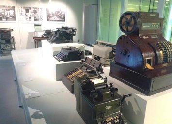 Herramientas de escritura y cálculo de BBVA de la primera mitad del siglo XX expuestas en Artxibo