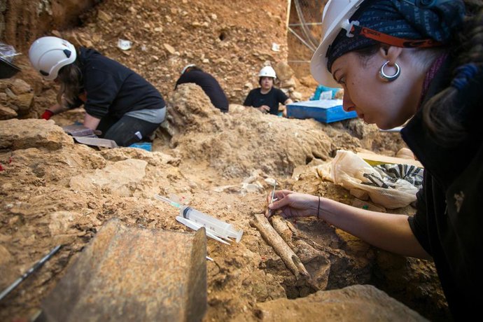 Archivo - Varios arqueólogos trabajan en el yacimiento Gran Dolina en la sierra de Atapuerca, a 4 de julio de 2024, en Ibeas de Juarros, Burgos, Castilla y León (España). Las campañas de excavación, que llevan realizándose de forma sistemática desde 1978,
