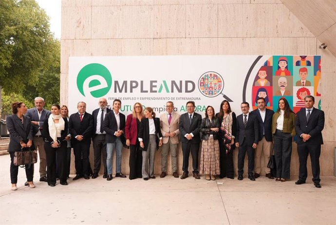 Autoridades en la Feria de Empleo y Emprendimiento que se celebra en el Palacio de Congresos de Cáceres