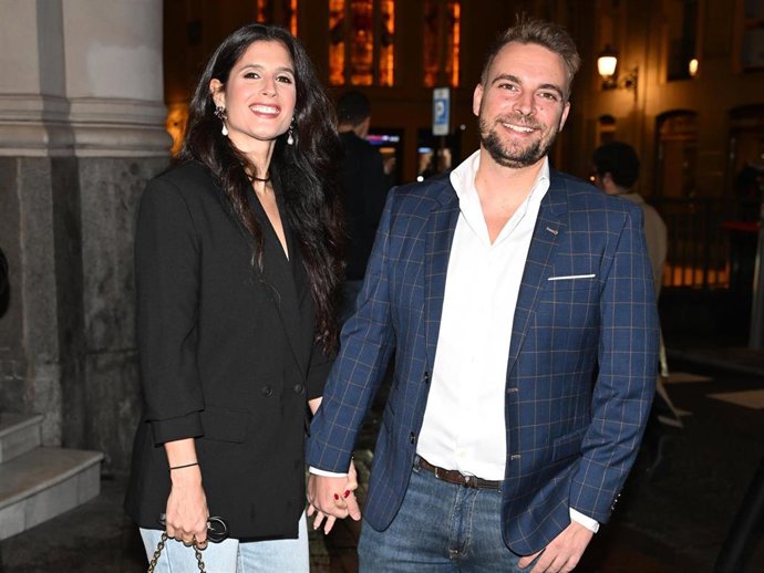 José María Almoguera y María 'la jerezana' llegan al Teatro Calderón para asistir a la obra de Terelu Campos, Santa Lola'