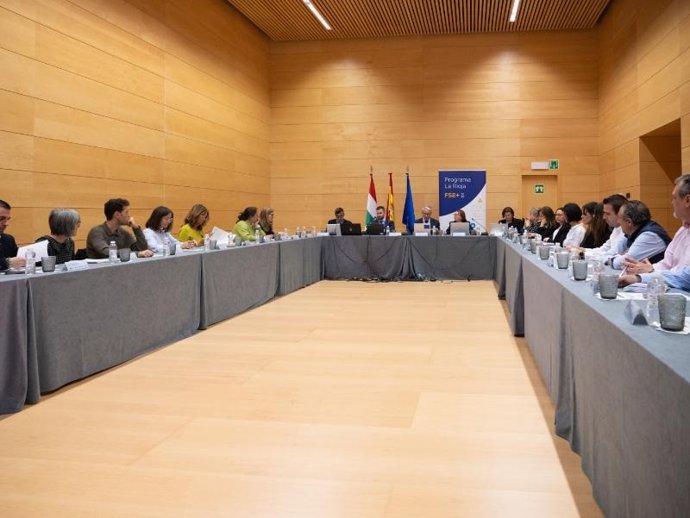 El director general de Fondos y Relaciones con la UE, Jesús Ángel Garrido, y la subdirectora adjunta de Gestión de la Unidad Administradora del FSE (UAFSE) en España, Rosa Estefanía, participan en la reunión de Seguimiento del Programa FSE 21-27.